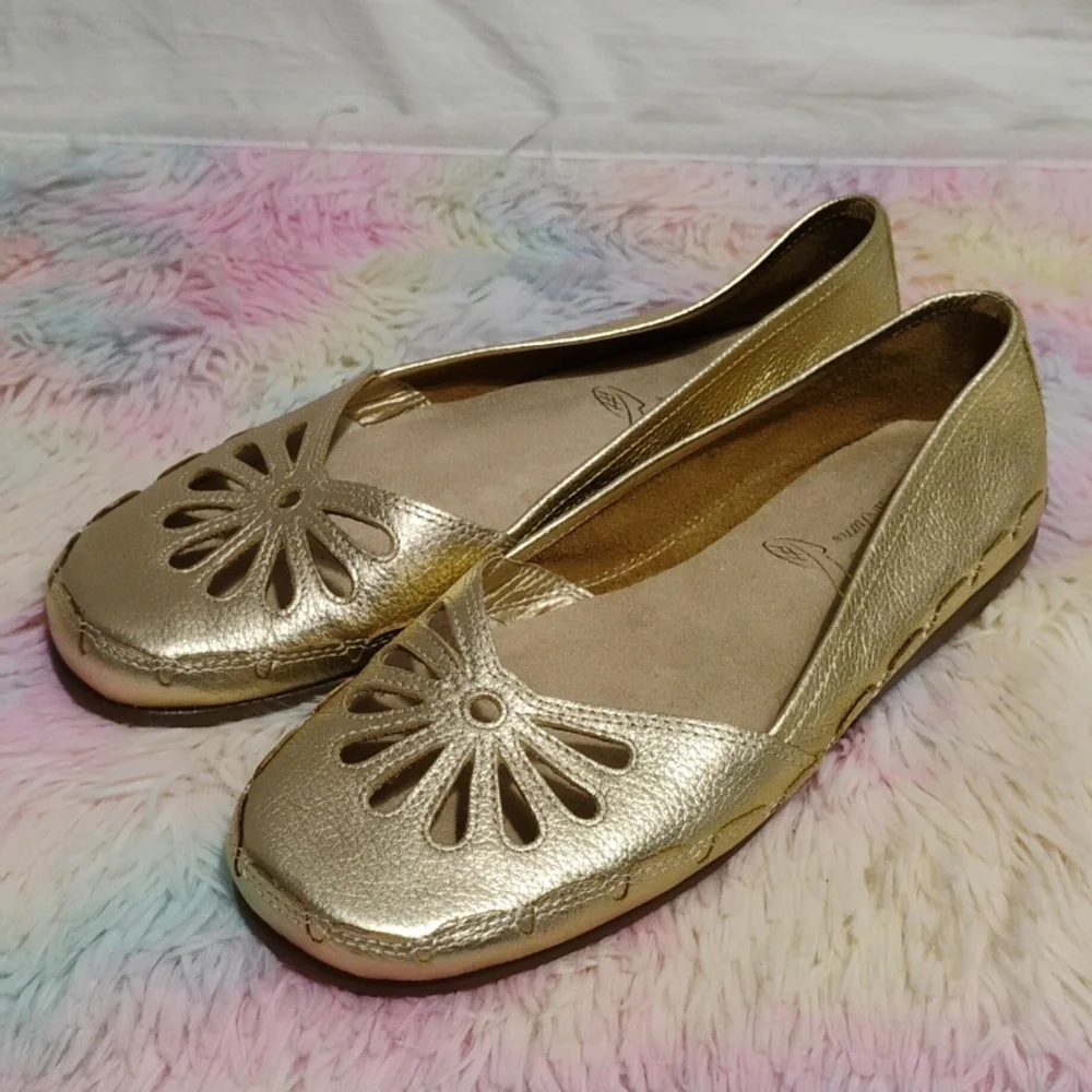 (X-103) SALE! NWOT Aerosols Sol City Gold Ballet Flats Sz.8 1/2